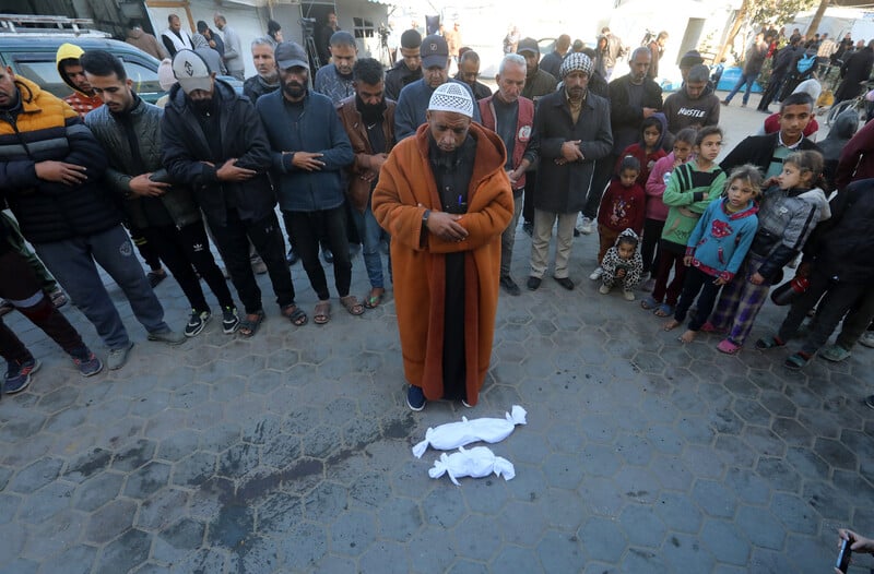 Jumaa Batran, âgé d'un mois à peine, est mort d'hypothermie dans un camp pour personnes déplacées. Son corps a été transporté à l'hôpital Al-Aqsa de Deir al-Balah pour la cérémonie funéraire, le 29 décembre 2024. 