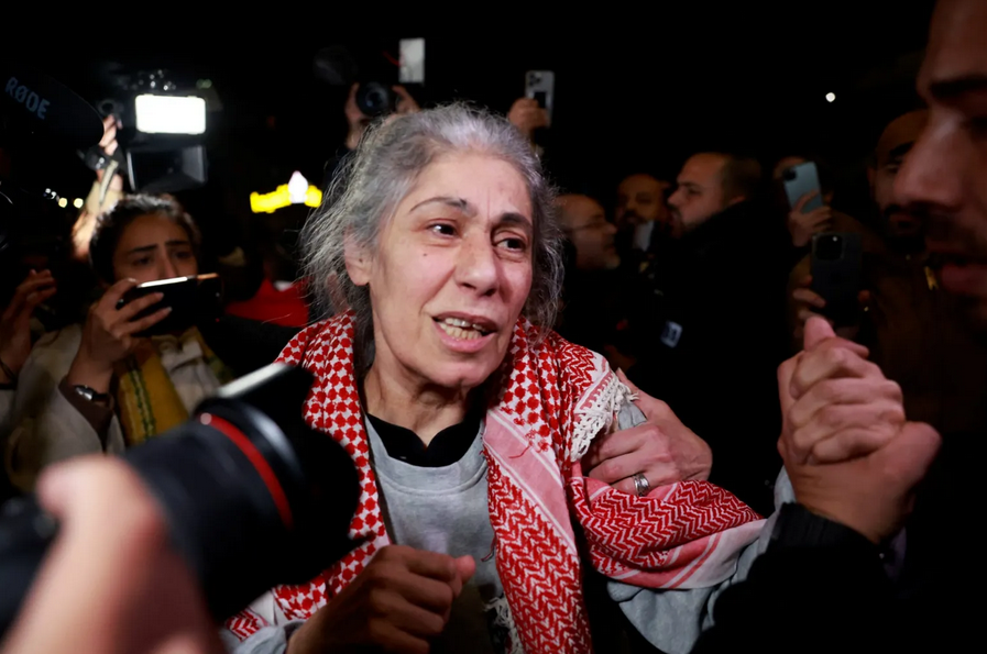 L'intellectuelle et dirigeante palestinienne emprisonnée, Khalida Jarrar, a été libérée au cours de l'opération Toufan al-Ahrar après 5 mois passés en confinement solitaire.