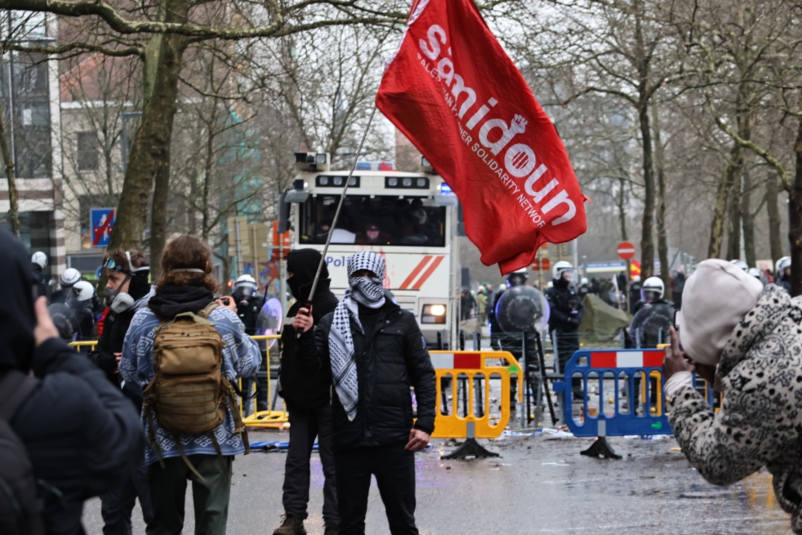 Ce 13 février à Bruxelles, plusieurs dizaines de milliers de personnes ont participé à une première manifestation massive contre le gouvernement de droite et d'extrême droite, appelé "Arizona".