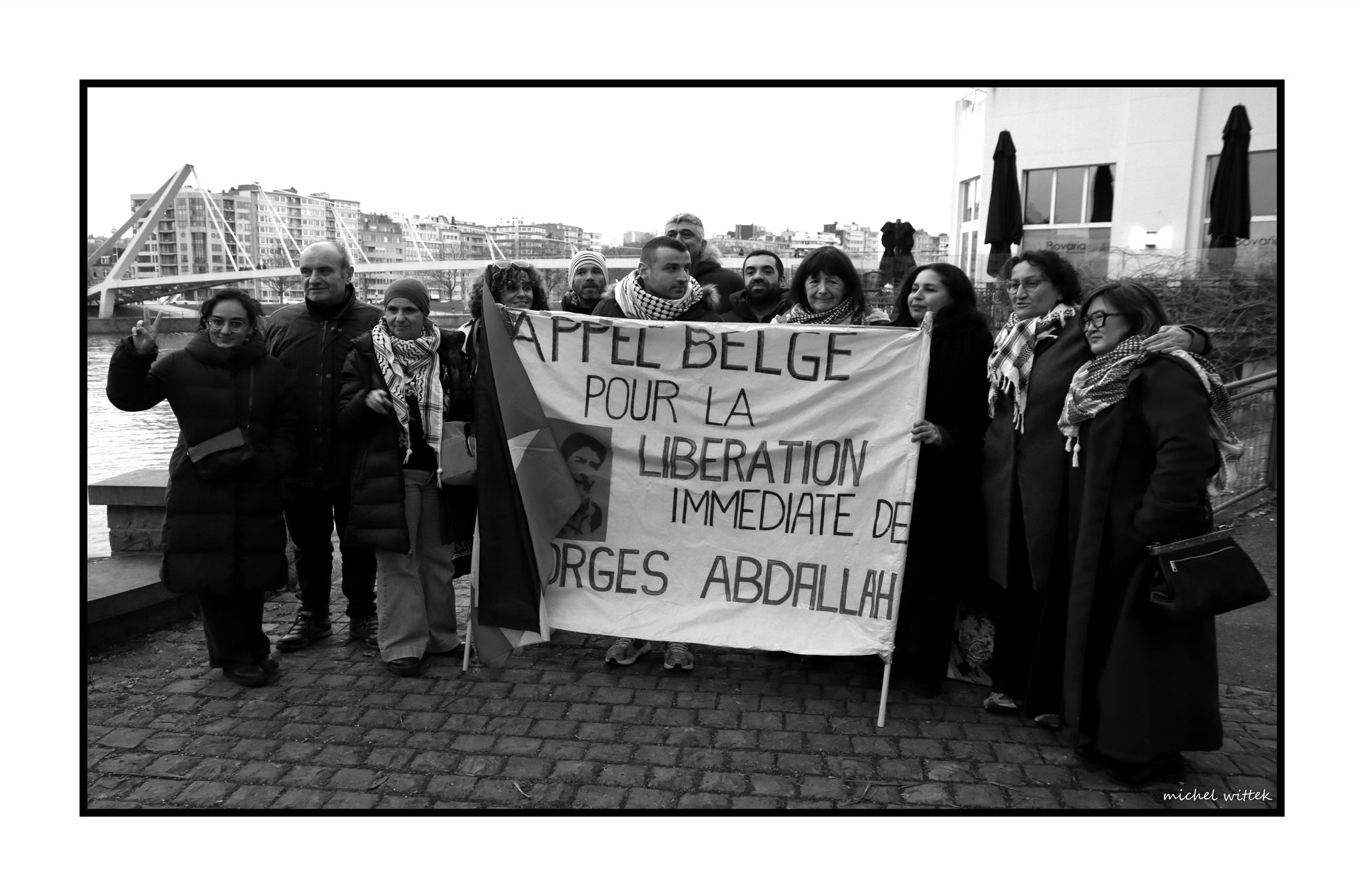 Des membres de la Plateforme Charleroi-Palestine ont participé ce 19 février à un rassemblement devant le Consulat de France à Liège pour la libération de Georges Abdallah