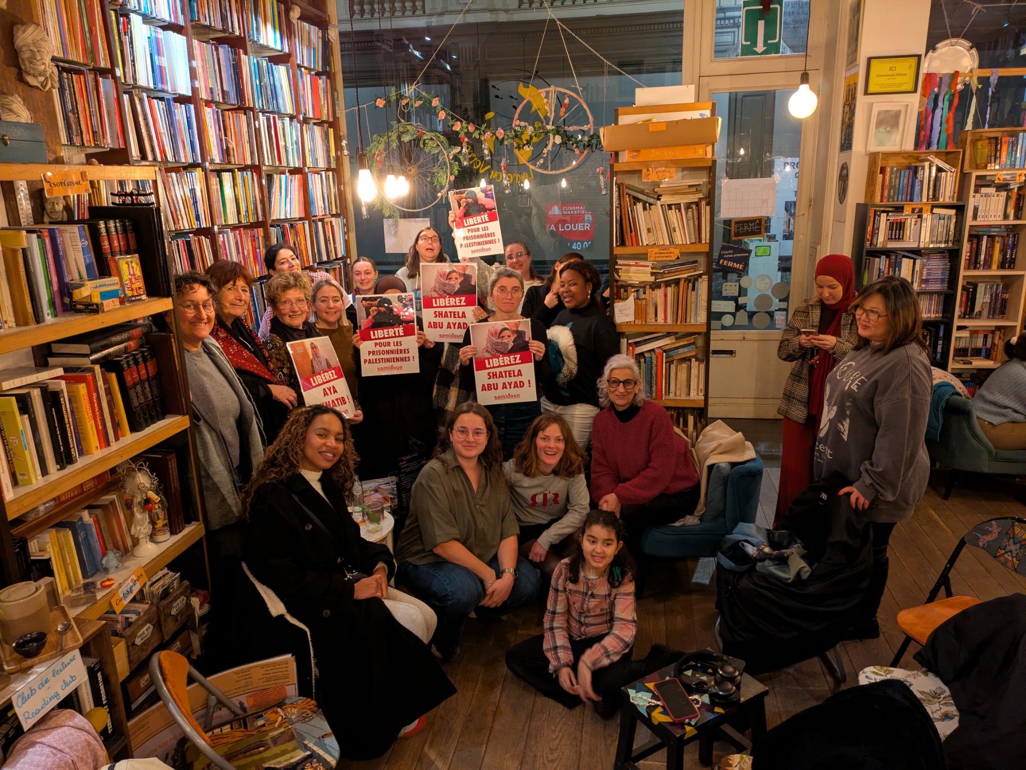 "L'histoire de la Palestine à travers les femmes" à CaFéministe : Les participantes à l’événement ont pris une photo de soutien aux prisonnières toujours incarcérées