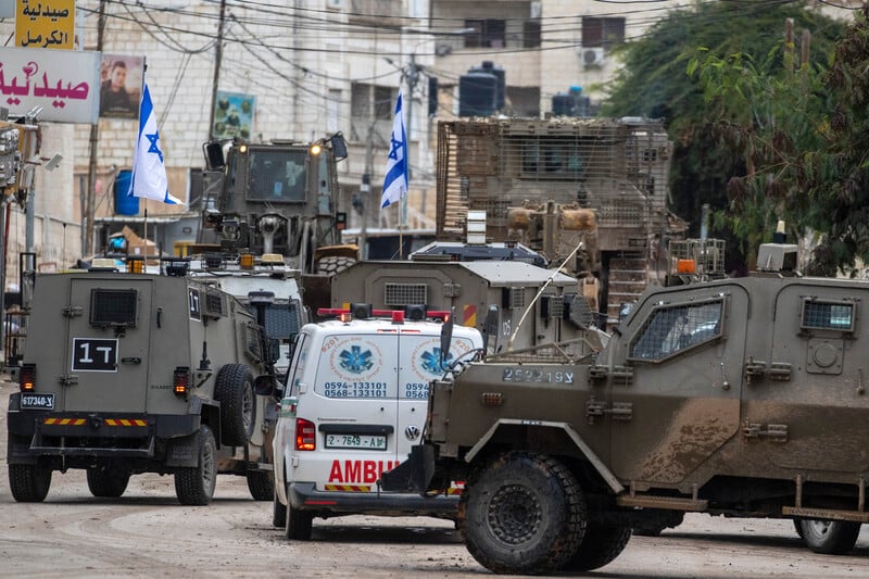 22 janvier 2025. Les forces israéliennes empêchent les ambulances d'entrer dans le camp de réfugiés de Jénine, en Cisjordanie occupée. (Photo : Wahaj Bani Moufleh / ActiveStills)