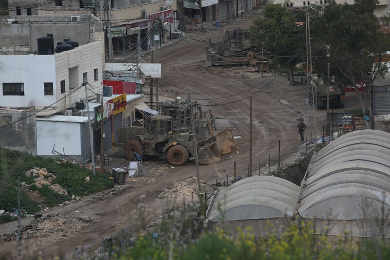 Israël établit des faits sur le terrain en Cisjordanie. Photo :10 février 2025. Des soldats de l'occupation israélienne sont déployés dans le camp de réfugiés d'al-Faraa, sur les contreforts de la vallée du Jourdain. 