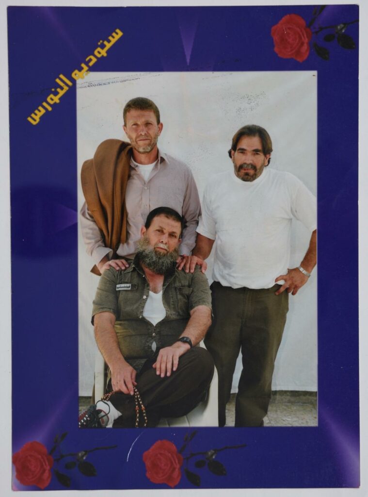 Nael Barghouti (à gauche), son frère Omar Barghouti (assis) et son cousin Fakhri Barghouti (à droite) à la prison d'Askalan, en 2004.(Photo : avec l'aimable autorisation de l'auteur)
