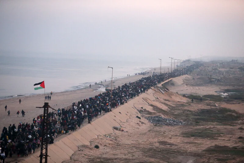 27 janvier 2025. Sur la route al-Rashid, des Palestiniens marchent vers le nord pour retrouver ce qui reste de leurs maisons dans le nord de Gaza. (Photo : Yousef Zaanoun / ActiveStills)