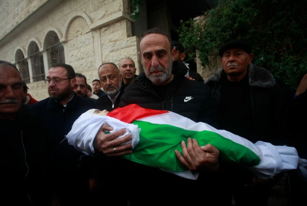 Jénine, Cisjordanie occupée, 26 janvier 2025. Des gens en deuil portent le corps de Laila Muhammad Khatib, 2 ans, tuée d'une balle à l'arrière de la tête alors qu'elle dînait avec sa famille.