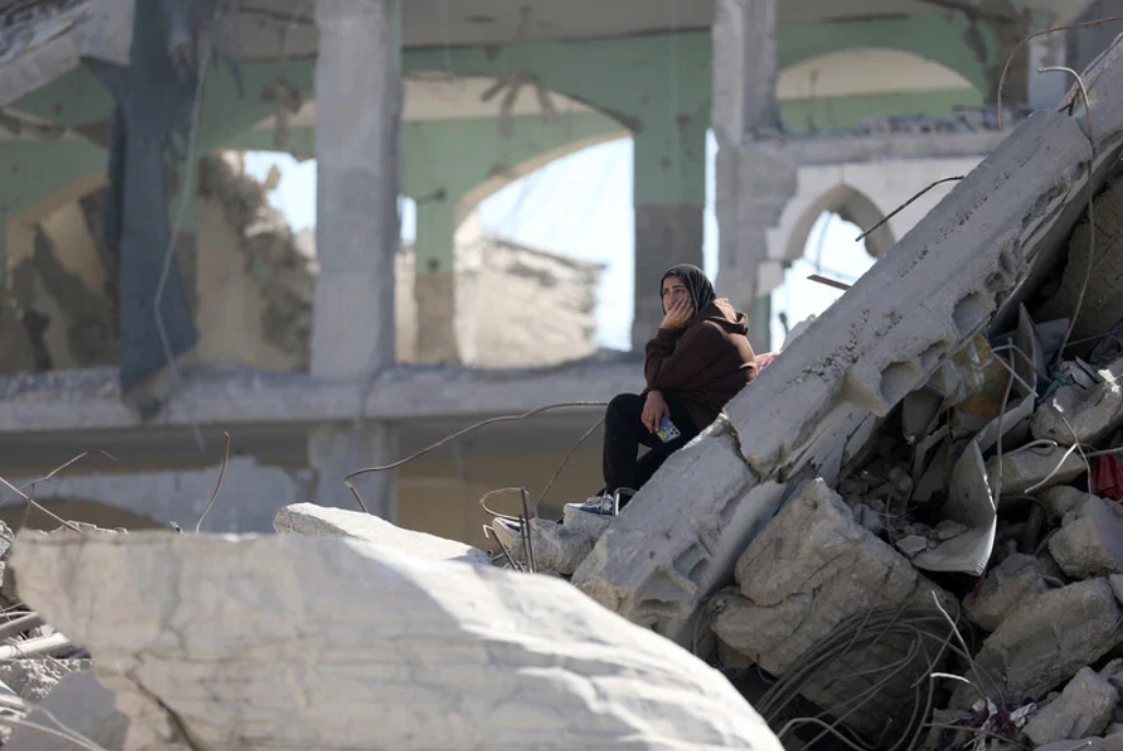 Une guerre s'achève, une autre commence. Photo : 21 janvier 2025. Une Palestinienne est assise au milieu des ruines de sa maison à Rafah, dans le sud de Gaza. (Photo : Yousef Zaanoun / ActiveStills)