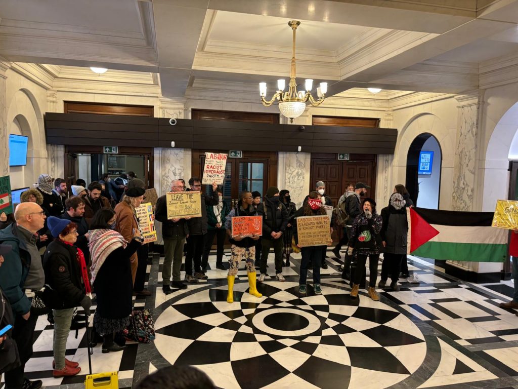 Protestation contre l'interdiction de présentation d'un livre sur la Palestine à Londres. Photo FRFI.