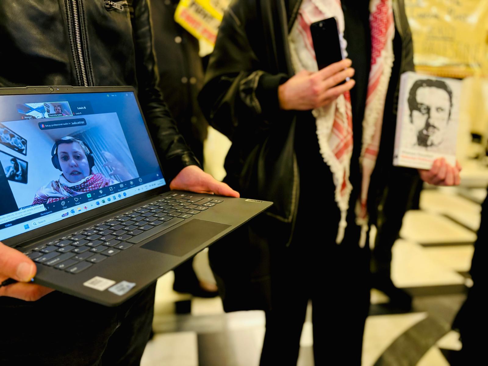 La coordinatrice de Samidoun, Charlotte Kates, s'adresse aux manifestants à l'Hôtel de Ville de Camden. (Photos : FRFI)