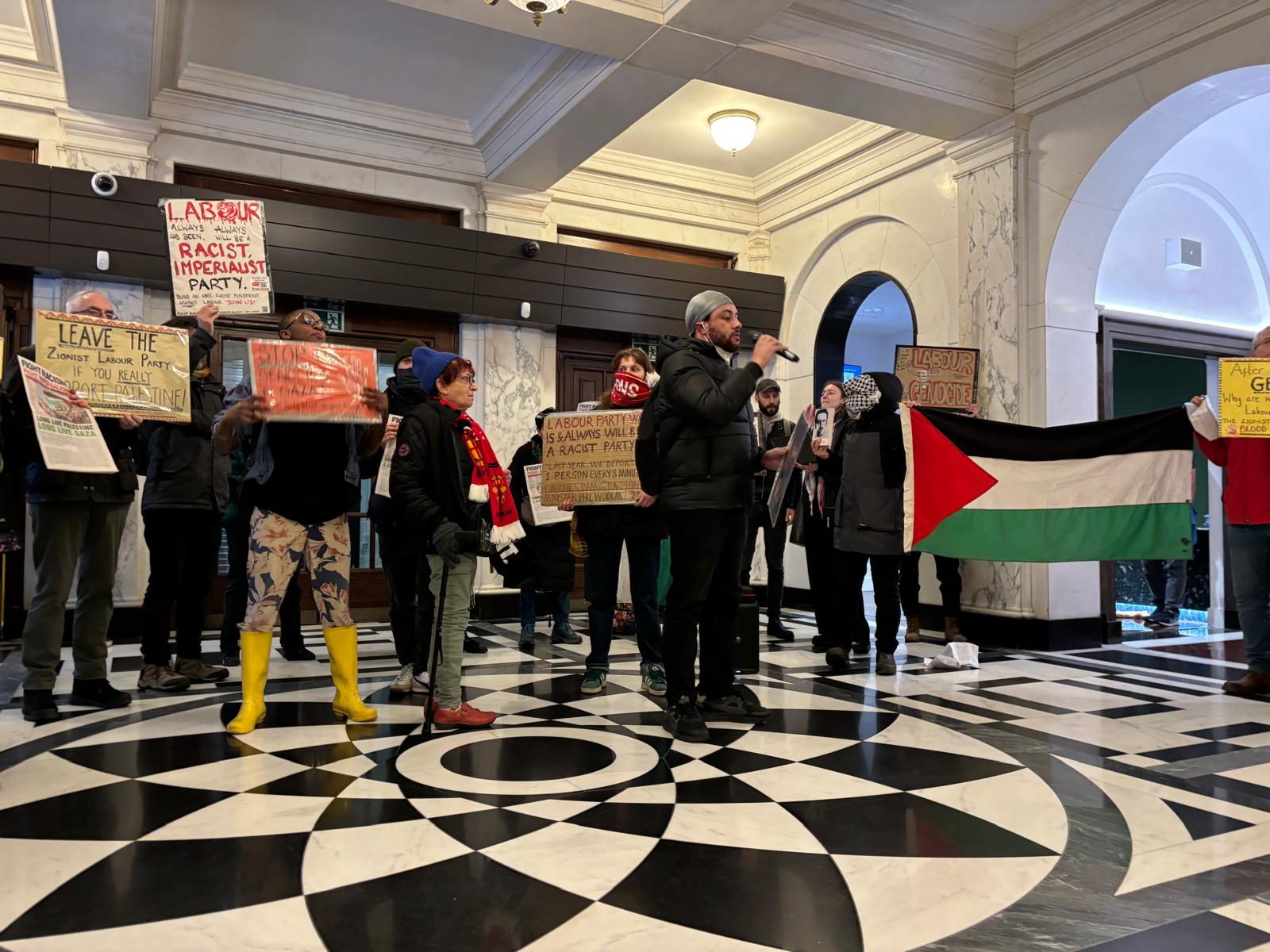 Protestation contre l'interdiction de présentation d'un livre sur la Palestine à Londres. Photo FRFI.