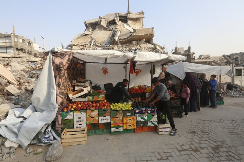 6 mars 2025. Parmi les décombres de Jabaliya, les Palestiniens de Gaza tentent de faire des réserves suite à la fermeture par Israël de tous les passages vers l'enclave, empêchant ainsi les livraisons de vivres, de marchandises et d'aide humanitaire. 