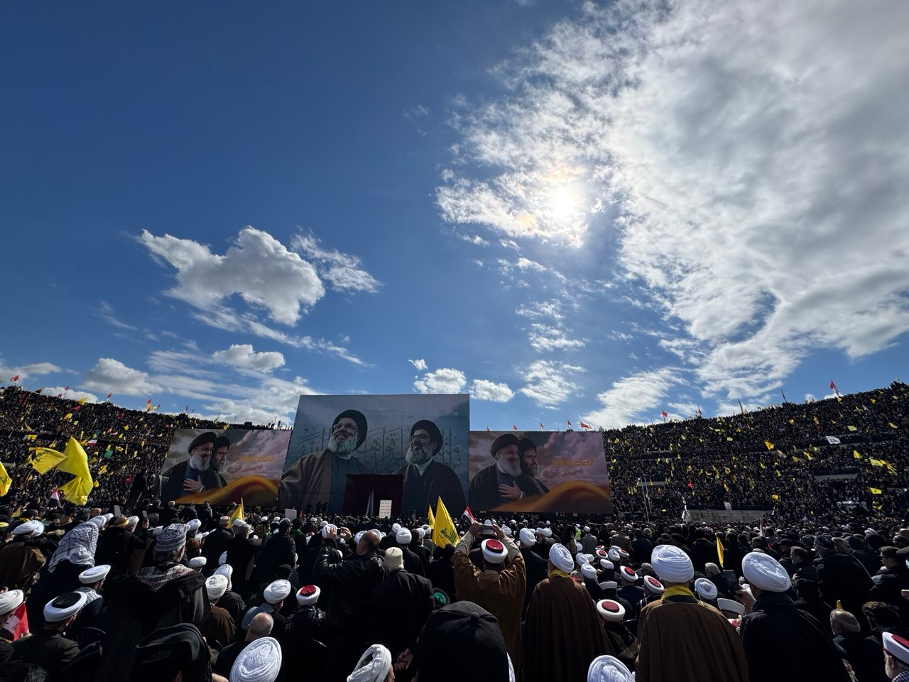 Les funérailles qui ont scellé l'alliance inébranlable du Hezbollah. Une photo du stade de la Cité des Sports de Beyrouth lors de la cérémonie funéraire en l'honneur de Hassan Nasrallah et de Hashem Safieddine