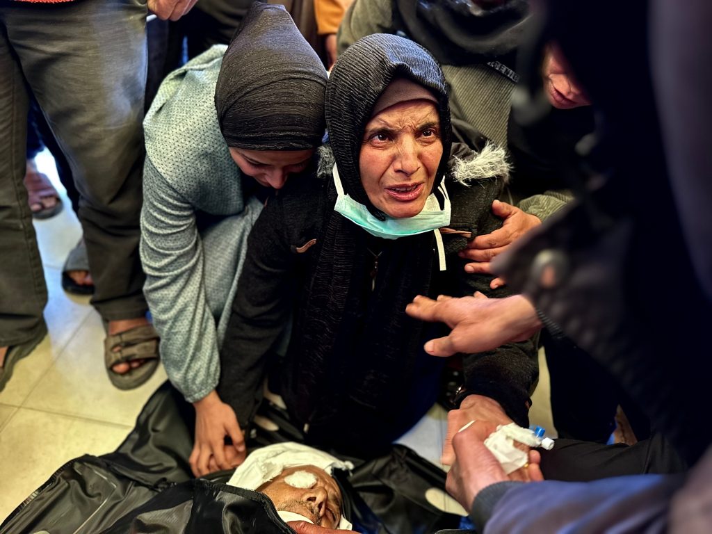 Reprise des tueries israéliennes à Gaza alors que le cessez-le-feu pend à un fil. Photo : Des gens éplorés à la suite d'une frappe de l'aviation israélienne qui a tué deux Palestiniens, Khaled al-Shaer, 60 ans, et Musa Qishta, 59 ans, à Rafah, le 3 mars 2025. Les corps des deux Palestiniens assassinés ont été transférés à l'hôpital Nasser de Khan Younis. (Photo : Omar Ashtawy / APA Images)