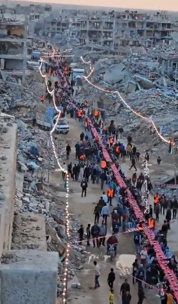 Israël bloque les passages vers Gaza. Photo : La résilience du peuple palestinien, préparation de l'iftar à Gaza.