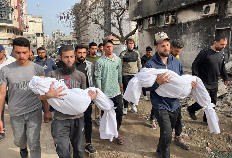 23 avril. Des Palestiniens portent les corps d'enfants tués lors d'une frappe israélienne sur une école transformée en refuge à Gaza même. (Photo : Hadi Daoud / APA images)