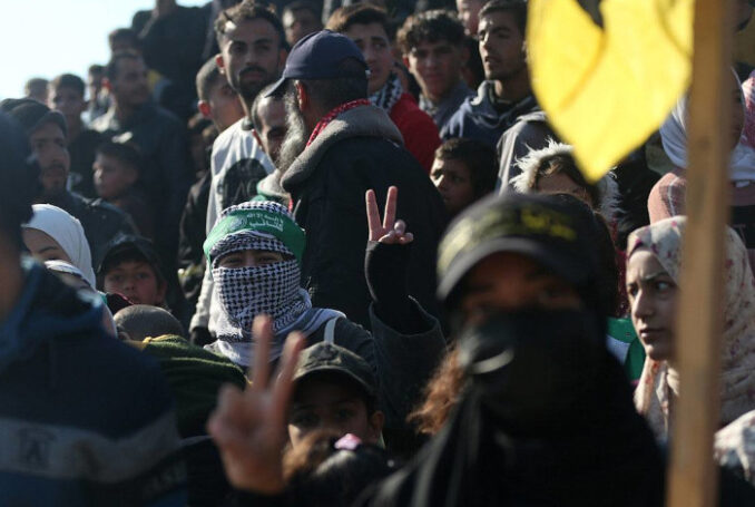 La lutte armée palestinienne est légitime et conforme au droit international. Photo : 30 janvier 2025 - Des combattants de la résistance armée palestinienne remettent le prisonnier israélien Arbel Yehud à Khan Yunis, dans le sud de Gaza, devant les restes de la maison détruite de l'ancien dirigeant du Hamas Yahya Sinwar, assassiné l'année dernière. Une foule nombreuse se rassemble pour saluer les forces de la résistance et assister à la cérémonie de remise, au cours de laquelle huit prisonniers, trois Israéliens et cinq Thaïlandais, ont été libérés en échange de 110 prisonniers palestiniens, dont 30 enfants, dans le cadre de l'accord de cessez-le-feu. Environ 14 000 prisonniers palestiniens sont détenus dans les geôles israéliennes, soumis aux mauvias traitements dont la torture et la négligence médicale. Un tiers d'entre eux sont en détention administrative, c'est-à-dire détenus sans aucune accusation.