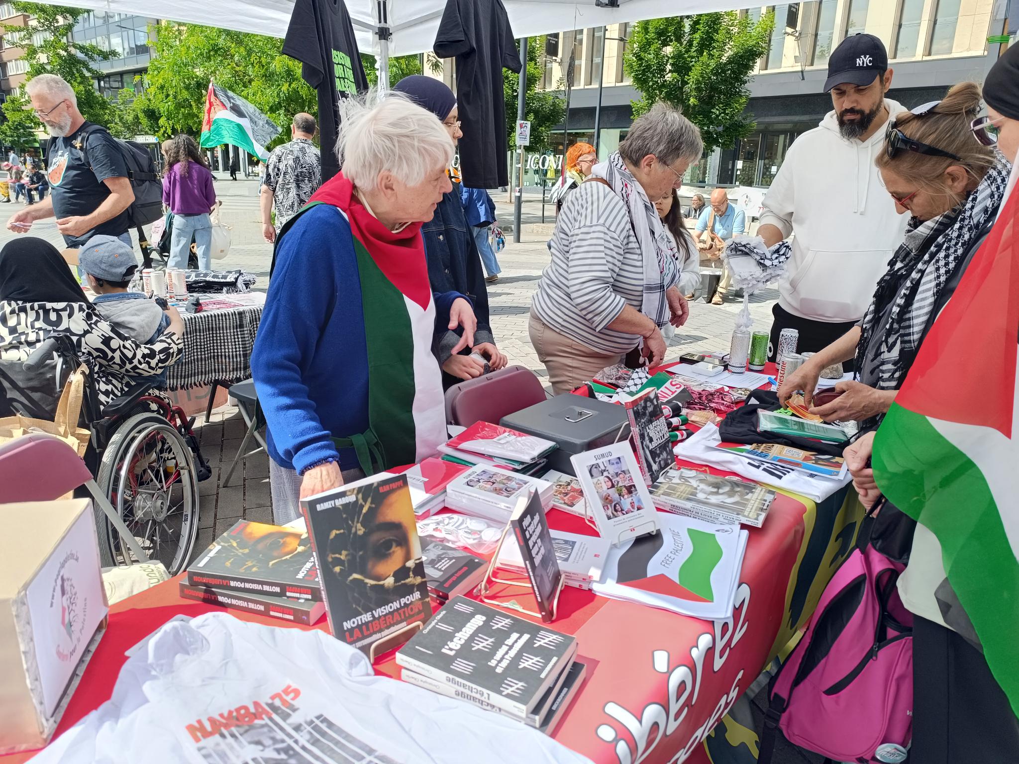 77 ans de Nakba. Photo : stand de la Plateforme Charleroi-Palestine