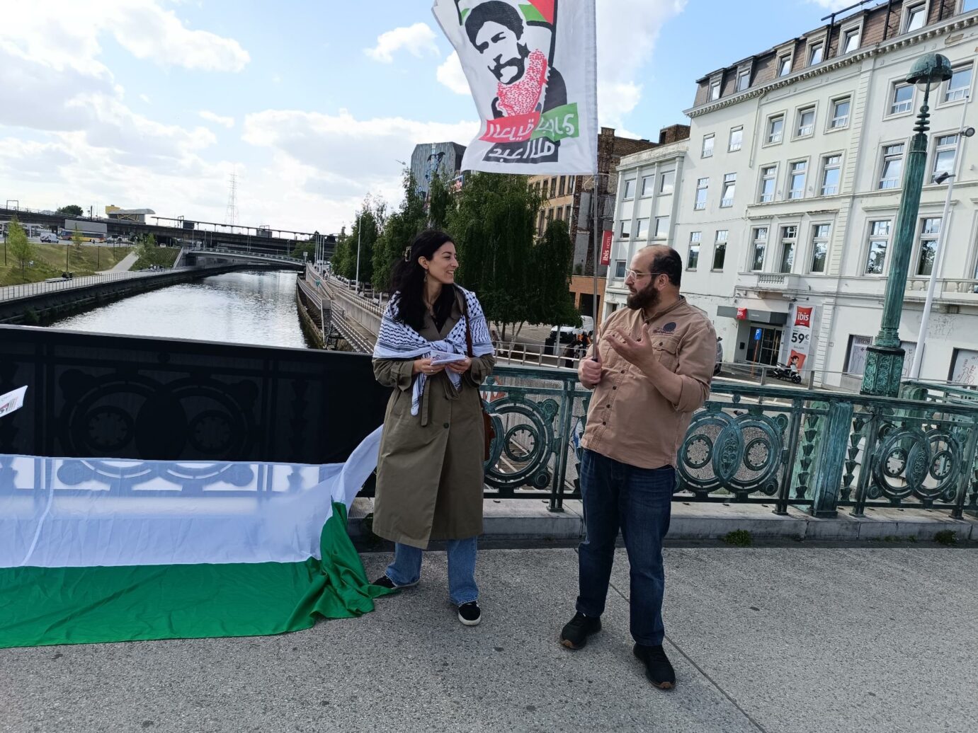 Action pour la libération de Georges Abdallah sur un pont de la Sambre à Charleroi