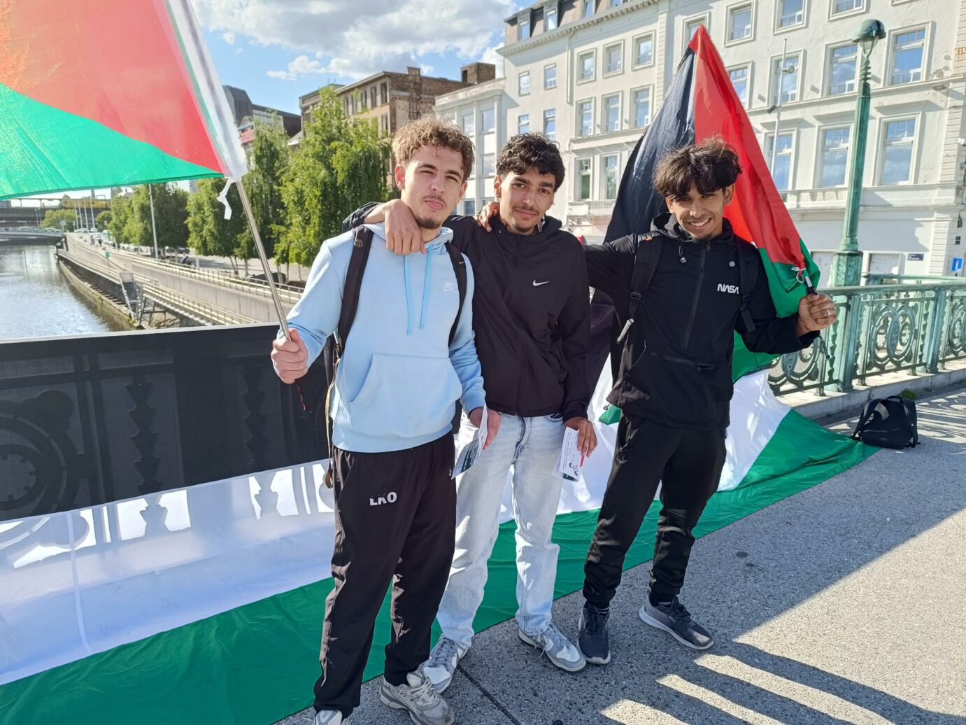 Action pour la libération de Georges Abdallah sur un pont de la Sambre à Charleroi