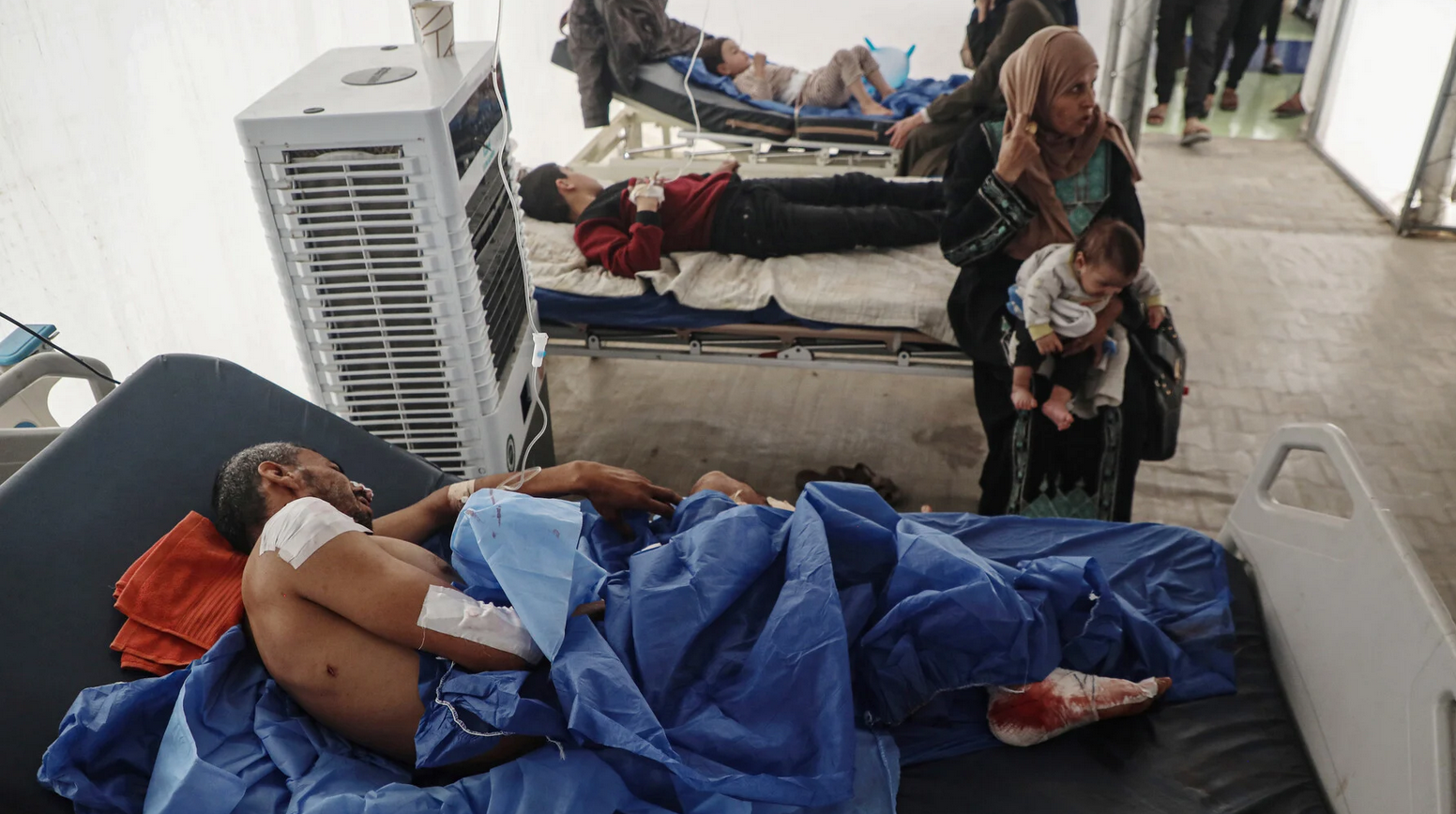 15 avril. Des blessés se font soigner dans un hôpital de campagne du Croissant-Rouge koweïtien à Gaza même, après avoir été transférés de l'hôpital Al Ahli, ciblé par l'aviation israélienne quelques jours plus tôt.