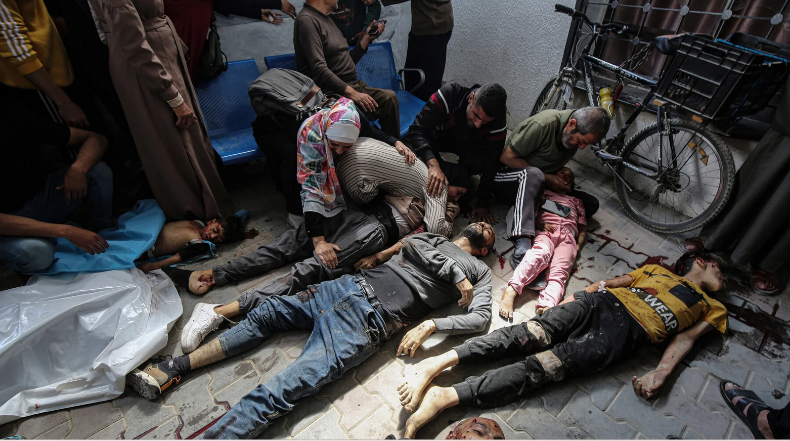 La Palestine en photos. 27 avril. Des proches éplorés au-dessus des corps de leurs bien-aimés tués lors d'attaques israéliennes contre l'hôpital Al-Shifa à Gaza.
