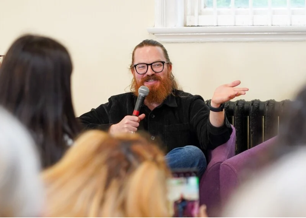 Asa Winstanley s'exprimant lors d'une activité de la Campagne de solidarité avec la Palestine, le mois dernier à Newcastle. En octobre 2024, le journaliste avait été perquisitionné par la police.