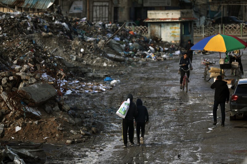 Gaza : Des tas de déchets à chaque coin de rue, en train de pourrir sous le soleil et dégageant une puanteur qui s'incruste dans l'air. (Photo : Yousef Zaanoun / ActiveStills)