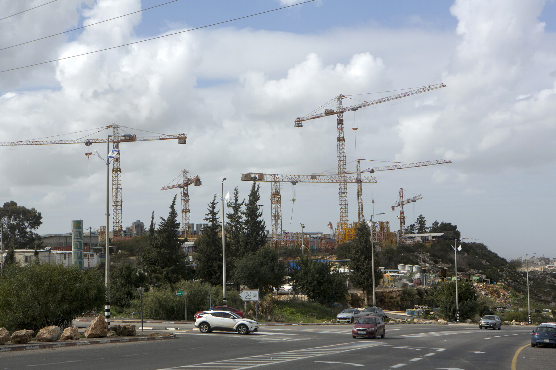 Des grues de construction surplombent la zone industrielle de la colonie de Barkan, près de Salfit en Cisjordanie, le 8 février 2019.