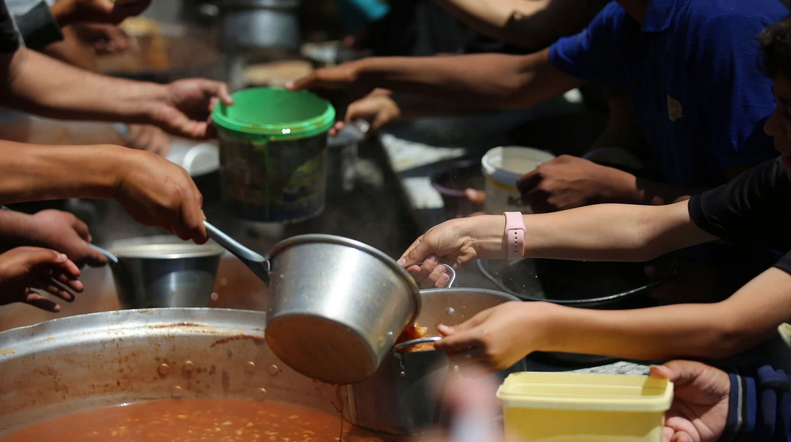 La Palestine en photos. 26 avril. Des Palestiniens, en majorité des enfants, reçoivent un repas chaud distribué par des organisations caritatives au camp de réfugiés de Nuseirat dans le centre de la bande de Gaza