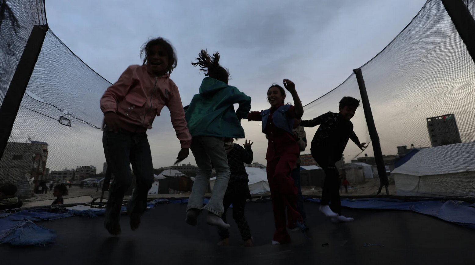 La Palestine en photos. 1er avril. Des enfants jouent le troisième jour de l'Eid al-Fitr au camp de réfugiés de Nuseirat, dans la partie centrale de la bande de Gaza.