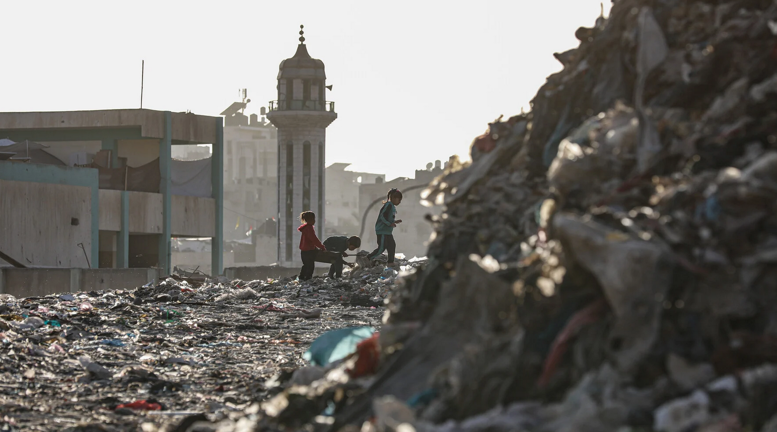11 avril. Des enfants cherchent des objets à récupérer dans une décharge étalée sur le site de ce qui était naguère le marché de Firas, à Gaza même.