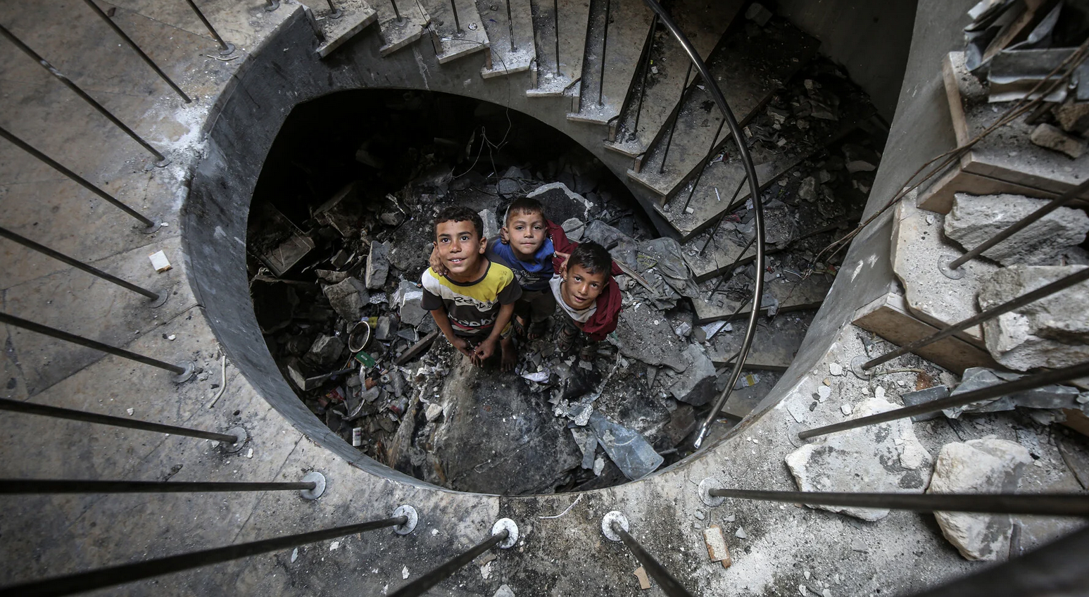 22 avril. Des enfants posent à l'intérieur du Centre culturel Rashad al-Shawa, à Gaza même, qui a été détruit et qui servait de refuge pour des familles déplacées.
