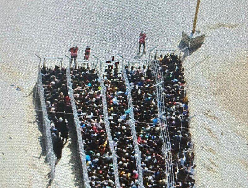 Une image très fréquemment diffusée : À Rafah, le 27 mai 2025, des Palestiniens affamés font la file en attendant une distribution d'aide organisée par la Fondation humanitaire de Gaza, gérée par les EU. (Photo : Social Media)