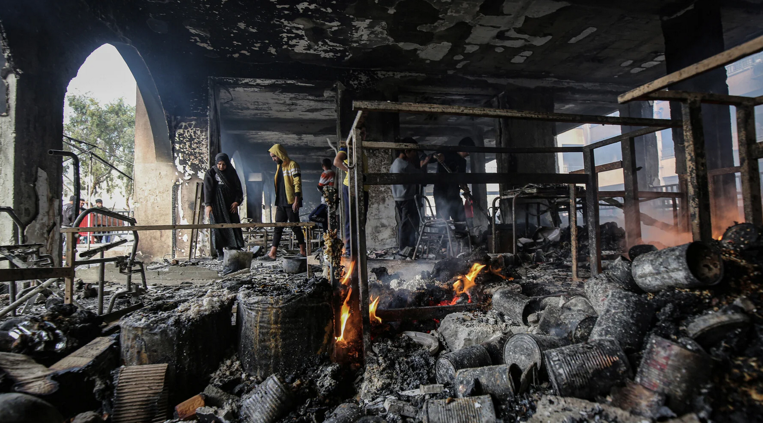 Des Palestiniens inspectent les dégâts après une frappe israélienne sur une école hébergeant des personnes déplacées à Gaza même. (Photo : Omar Ashtawy / APA images)