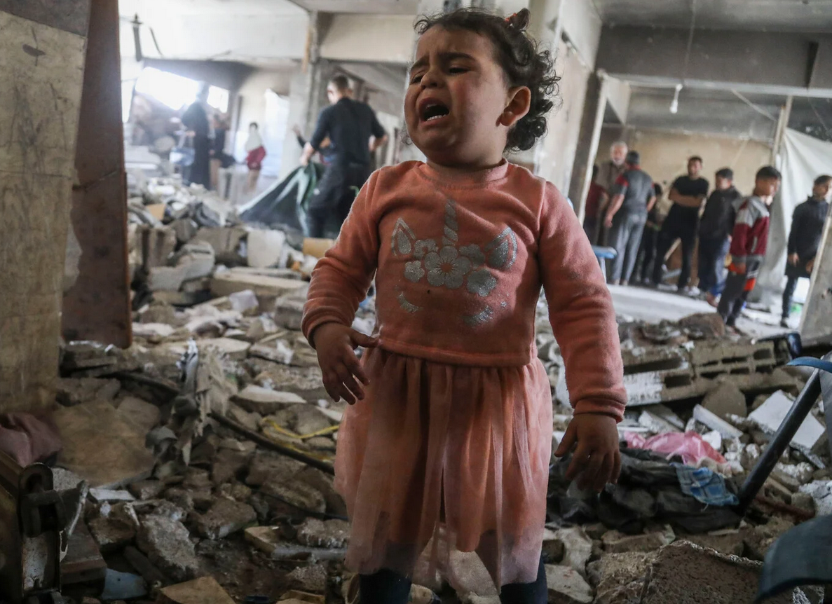 La Palestine en photos. 2 avril. Un enfant palestinien pleure à l'intérieur d'un bâtiment endommagé de l'UNRWA après qu'une frappe israélienne a tué au moins 19 personnes, dont neuf enfants, au camp de réfugiés de Jabaliya, dans le nord de Gaza. (Photo : Yousef Zaanoun / ActiveStills)