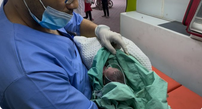 Les équipes médicales de l'hôpital al-Shifa à Gaza avaient pu délivrer l'enfant via une opération, mais que la mère restait dans un état critique.