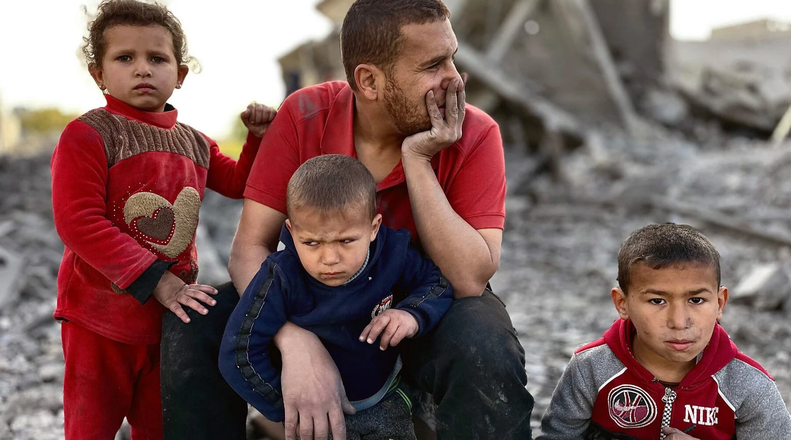 La Palestine en photos. 3 avril. Une famille palestinienne est assise sur le site d'une frappe israélienne qui a tué sept membres de la famille Sharab, dont un enfant et trois femmes, à Khan Younis, dans le sud de la bande de Gaza.