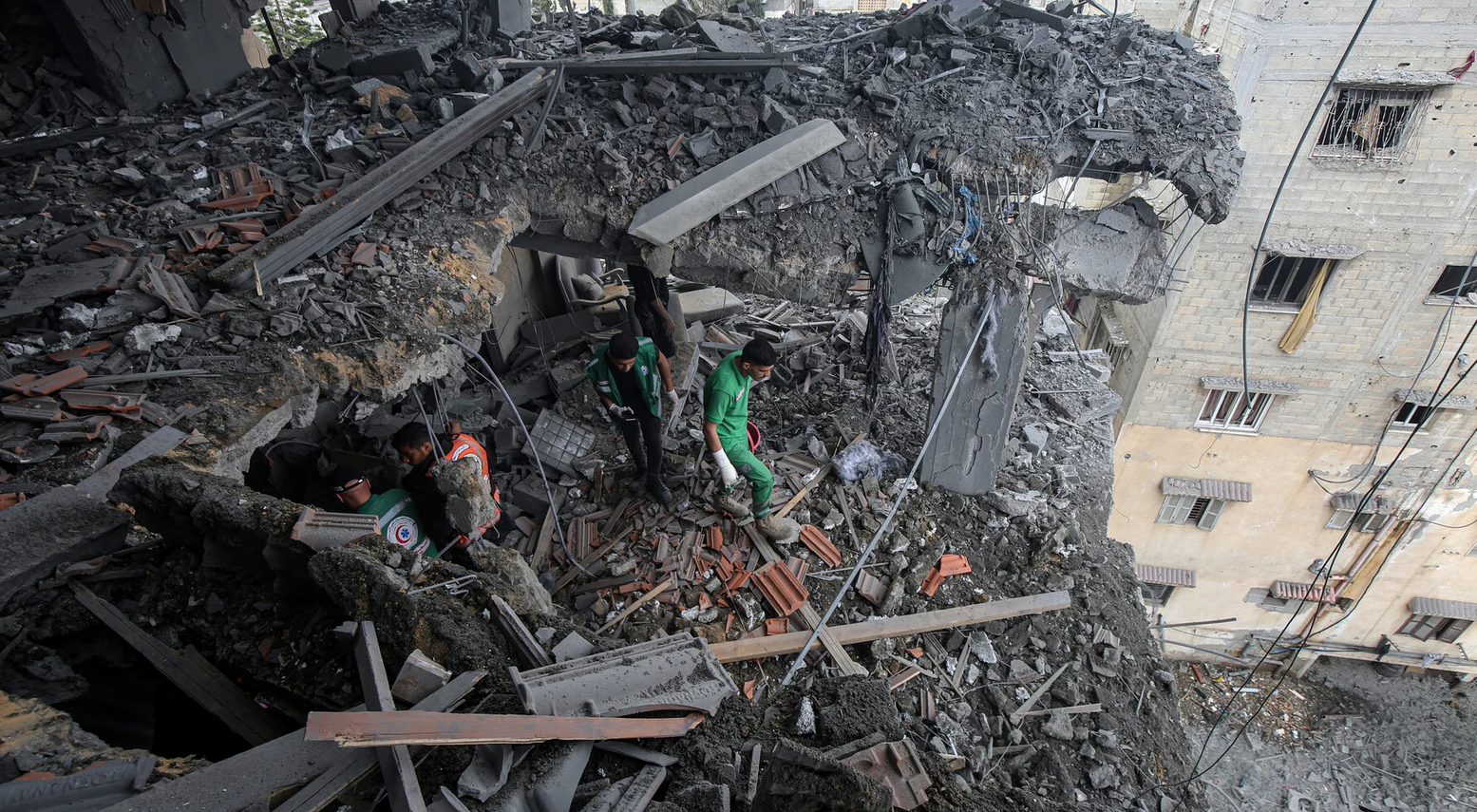 La Palestine en photos. 24 avril. Des Palestiniens inspectent un bâtiment endommagé à la suite d'une frappe de l'aviation israélienne sur la ville de Gaza. (Photo : Omar Ashtawy / APA images)