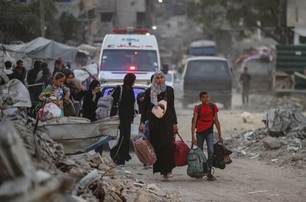 Dansla ville de Gaza, l'armée israélienne a émis des ordres de déplacement forcé alors que les lourdes frappes aériennes ne cessent pas.