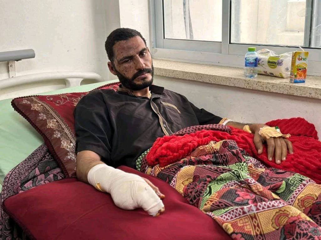 Hassan Eslayeh à l'hôpital Nasser après la tentative d'assassinat par l'armée israélienne. (Photo : Social Media)