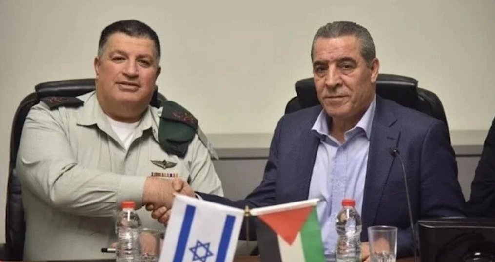 Hussein al-Sheikh (à droite) sert la main à l'occupation israélienne. 
