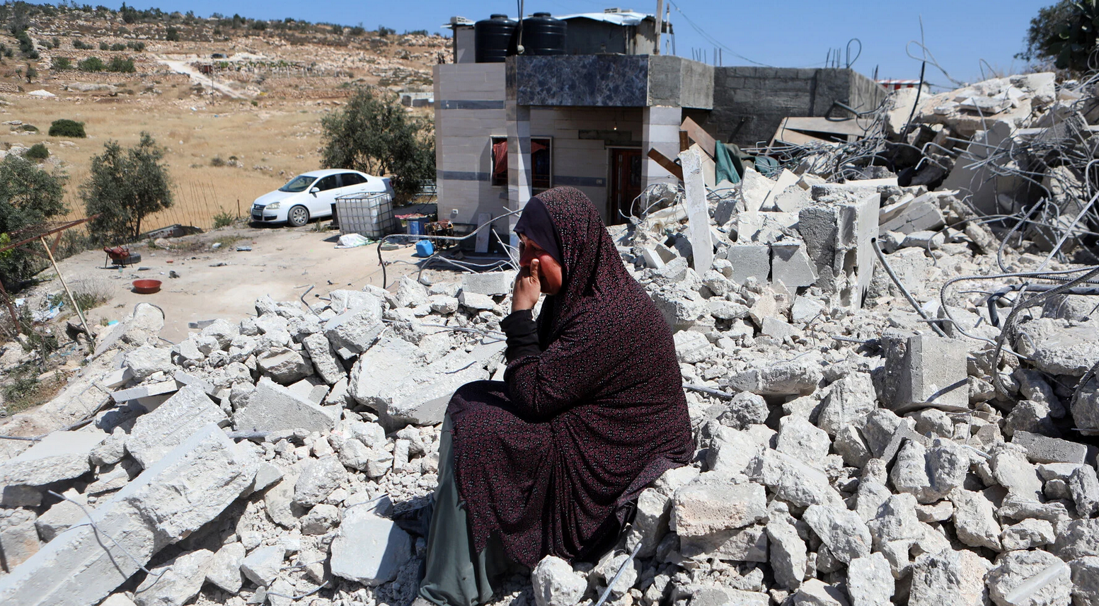 La Palestine en photos. 28 avril. Une femme pleure, assise au milieu des ruines d'un immeuble détruit par l'armée israélienne dans le village d'Idhna, près de Hébron, dans le sud de la Cisjordanie.