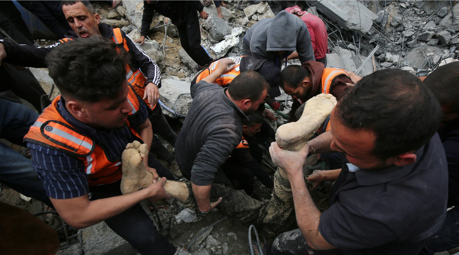 Légende photo : 13 avril. Des travailleurs de la défense civile et d'autres sauveteurs mènent des recherches et une opération de sauvetage dans un immeuble ciblé par l'armée israélienne à Jabaliya, dans le nord de la bande de Gaza. On rapporte qu'il y a eu des morts et des blessés, au cours de cette attaque.