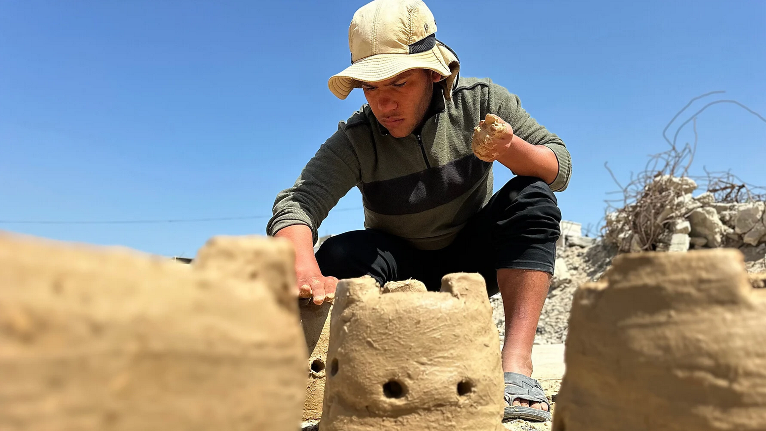 La Palestine en photos. 24 avril. Khan Younis, au sud de la bande de Gaza. Des fours en argile sont fabriqués de façon artisanale pour cuire des plats, vu l'absence de gaz de cuisine.