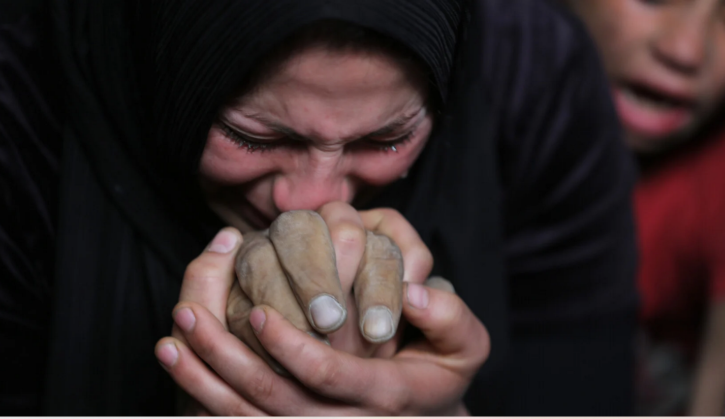 La Palestine en photos. 3 avril. Une femme éplorée étreint la main d'un être cher tué lors des frappes nocturnes contre l'hôpital arabe Al Ahli, à Gaza. (Photo : Omar Ashtawy / APA images)
