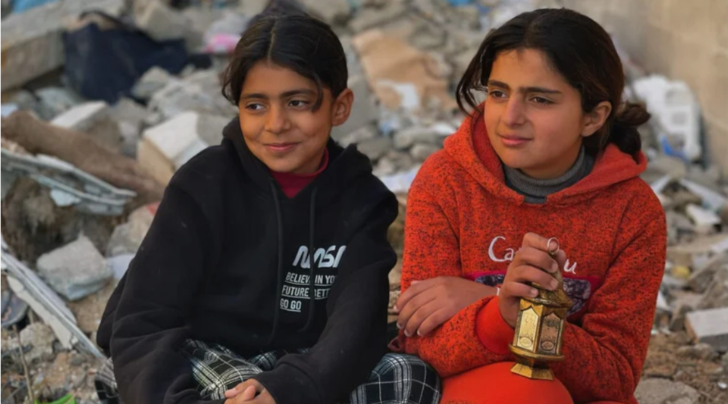 La génération Mshahar. Photo : La sœur de l'auteure et son ami pendant le Ramadan dans la ville de Gaza, en mars 2024.