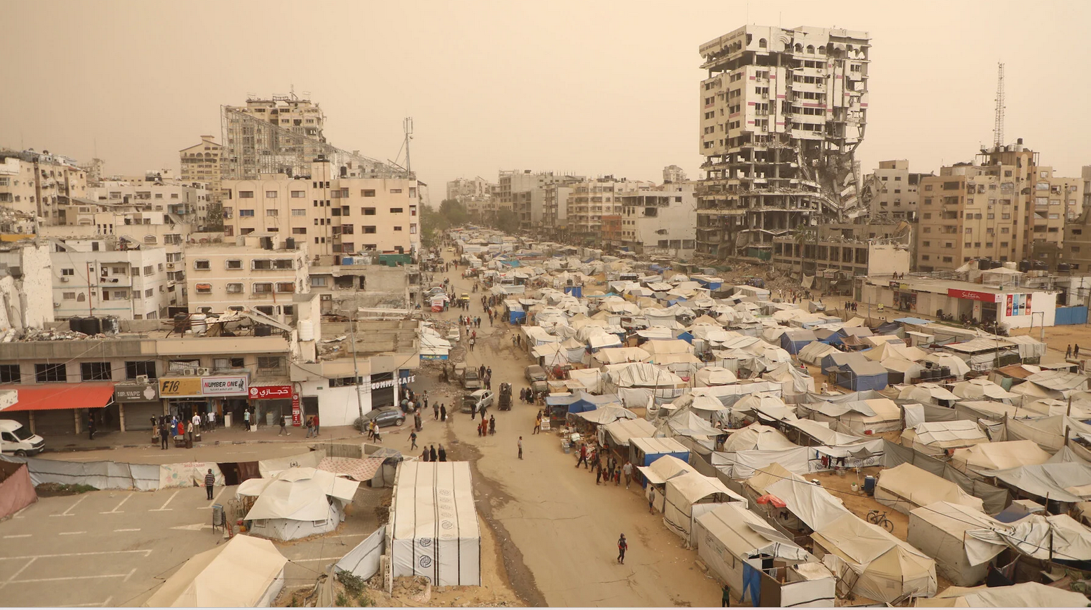 La Palestine en photos. 30 avril. La ville de Gaza en pleine tempête de poussière.