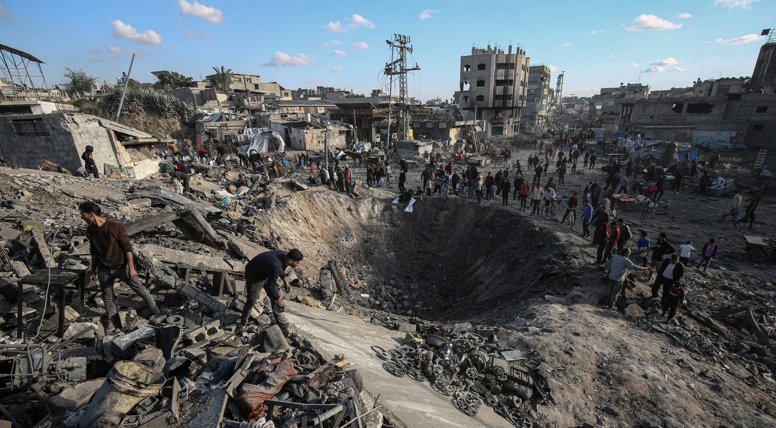 13 avril. Des Palestiniens entourent un vaste cratère provoqué par une frappe de l'aviation israélienne qui a anéanti un atelier de métallurgie dans le quartier de Zaytoun à Gaza.
