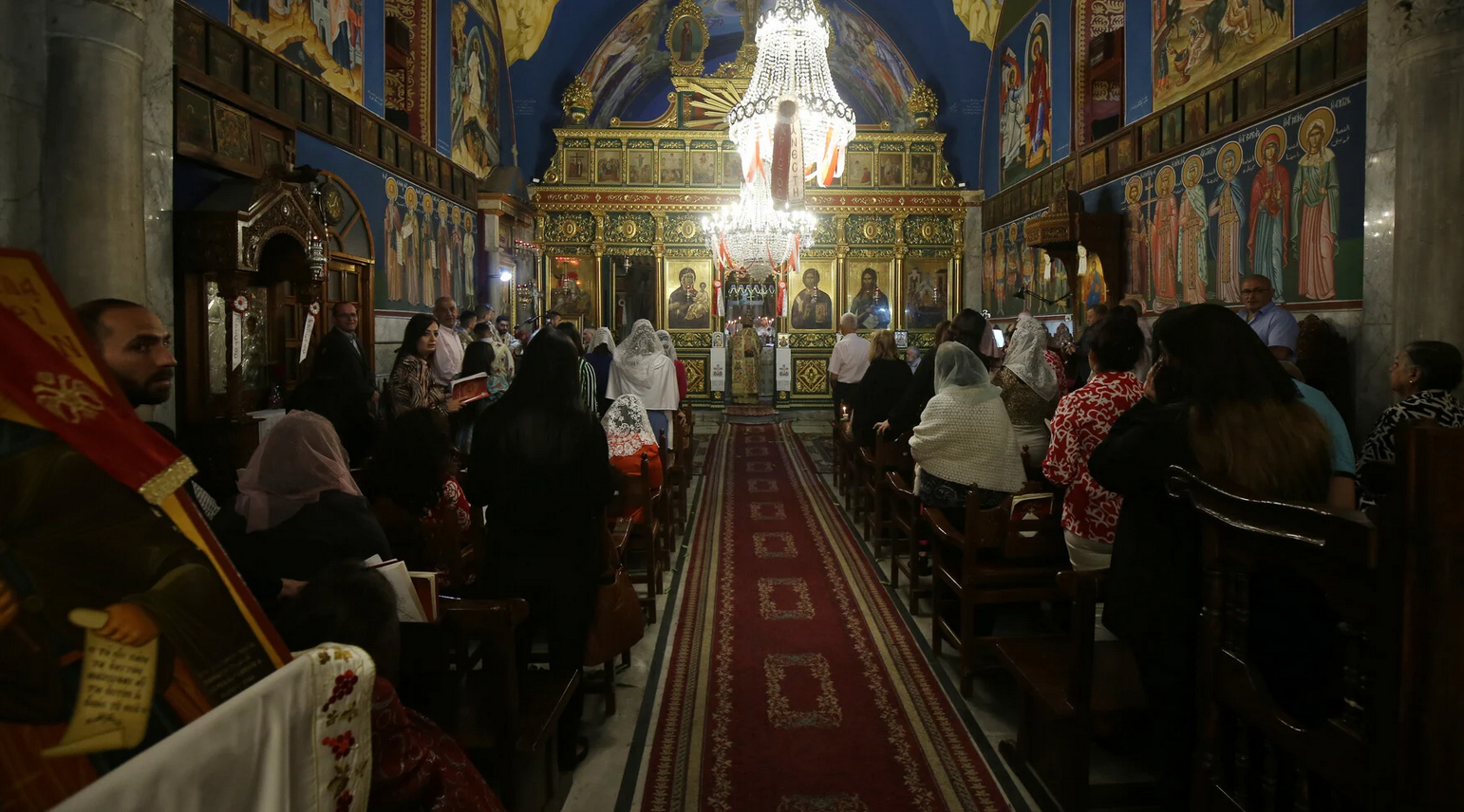 La Palestine en photos. 20 avril. Des chrétiens assistent à la messe de Pâques à l'église Saint-Porphyre à Gaza, dans le même temps que l'armée israélienne poursuit ses attaques contre la bande de Gaza.