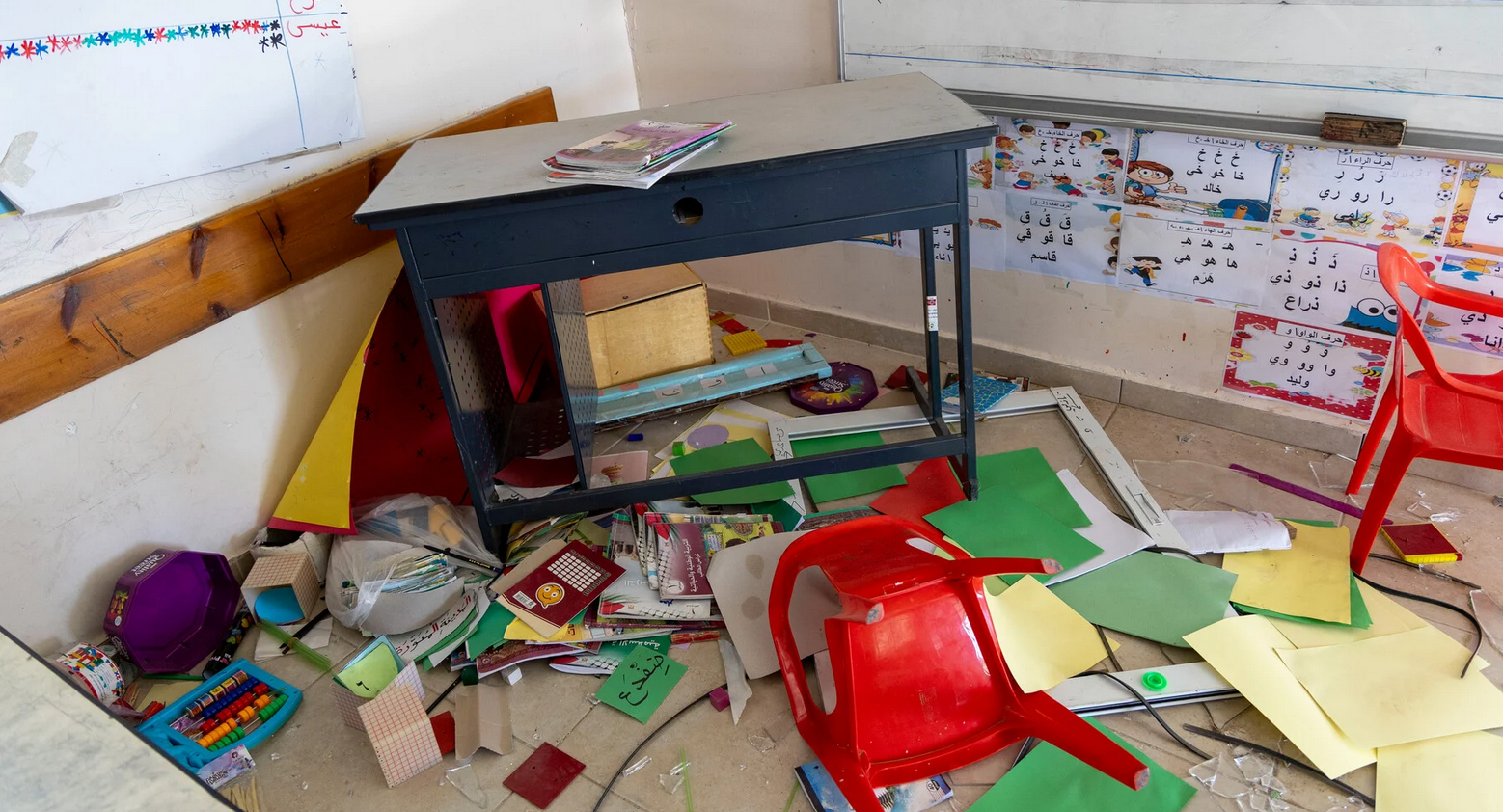 La Palestine en photos. 3 avril. Les dégâts sont manifestes dans cette classe de l'école locale du village de Jibna, à la suite d'une attaque, quelques jours plus tôt, menée par des colons et des soldats contre le village, situé dans la zone de Masafer Yatta, dans le sud de la Cisjordanie.